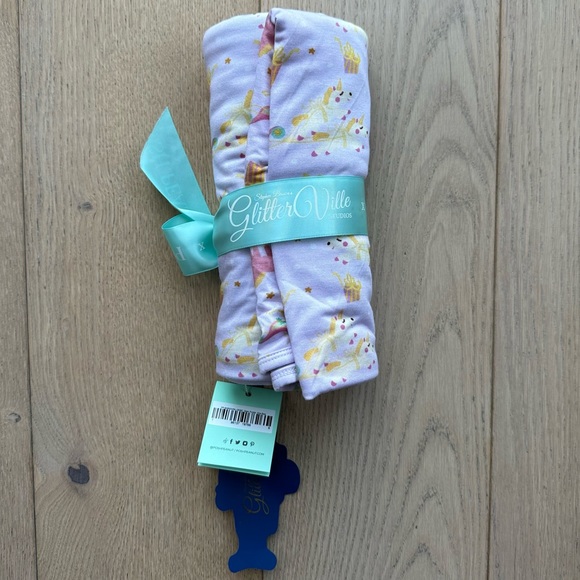 🚨 HOST PICK 🆕 Posh Peanut x Glitterville Parisian Sleigh Patoo Bamboo Blanket - Picture 2 of 6